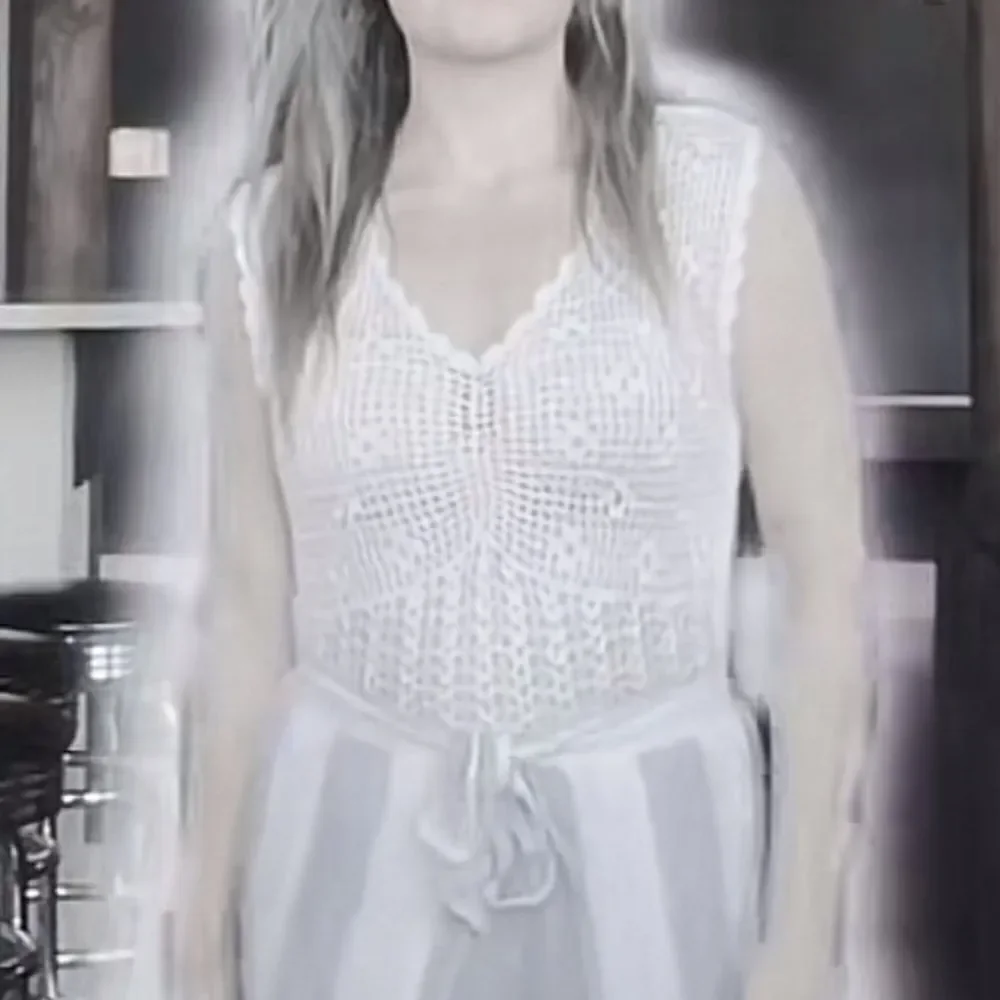 Bette Paige White Sheer Macrame Knit V-Neck Sheer Sleeveless Top (Size: Small)